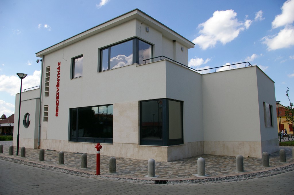 Berettyóújfalu Fő tér - rendezvényház